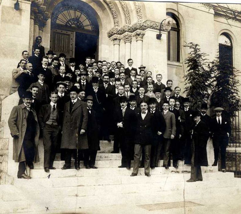 A régi Eötvös Collegium egy csoportképe az épület előtt